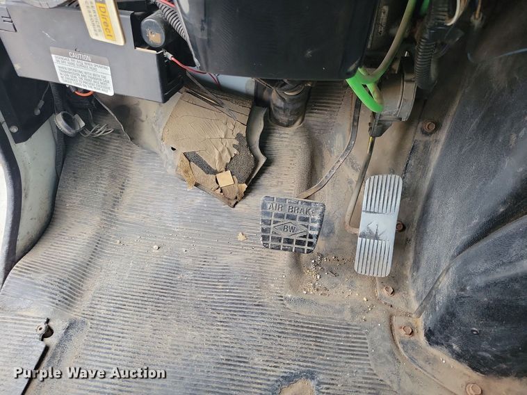 image for item LO9831 2001 International 4800  digger derrick truck