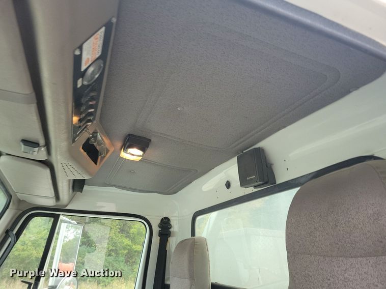 image for item LO9831 2001 International 4800  digger derrick truck