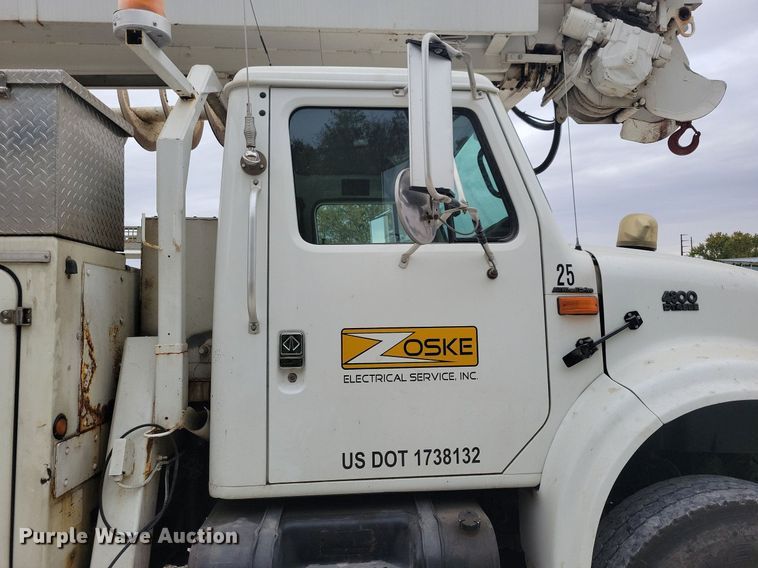 image for item LO9831 2001 International 4800  digger derrick truck