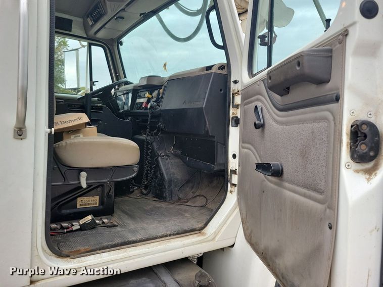 image for item LO9831 2001 International 4800  digger derrick truck