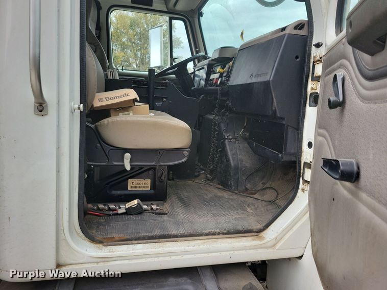 image for item LO9831 2001 International 4800  digger derrick truck