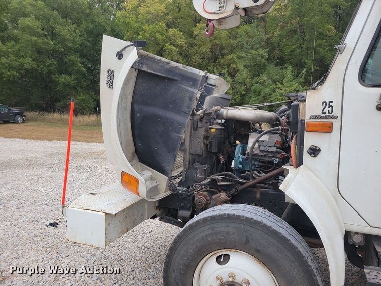 image for item LO9831 2001 International 4800  digger derrick truck