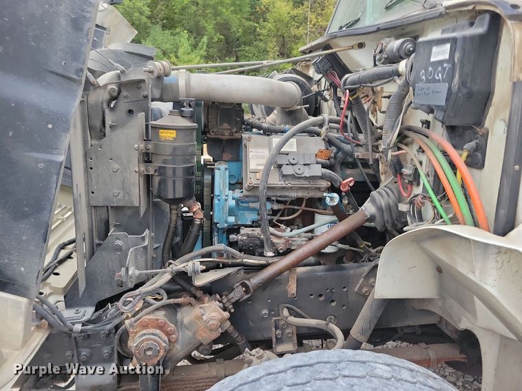 image for item LO9831 2001 International 4800  digger derrick truck