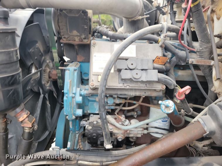 image for item LO9831 2001 International 4800  digger derrick truck