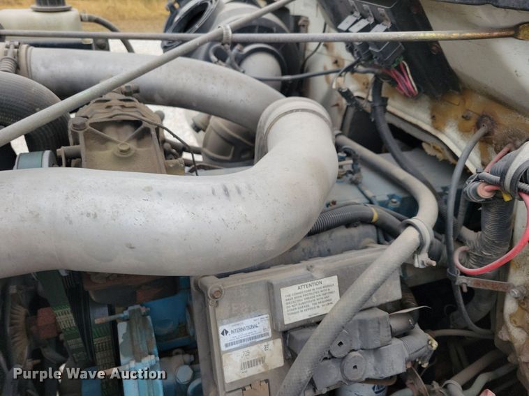 image for item LO9831 2001 International 4800  digger derrick truck