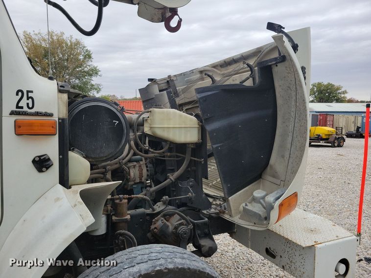 image for item LO9831 2001 International 4800  digger derrick truck