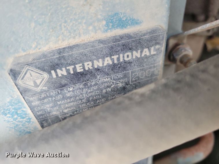 image for item LO9831 2001 International 4800  digger derrick truck