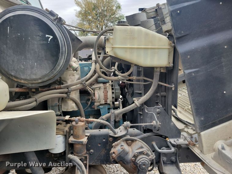 image for item LO9831 2001 International 4800  digger derrick truck