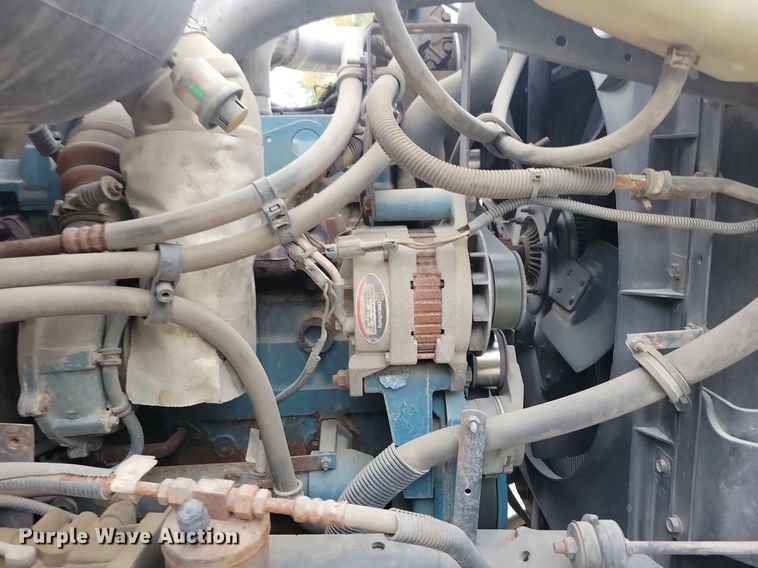 image for item LO9831 2001 International 4800  digger derrick truck