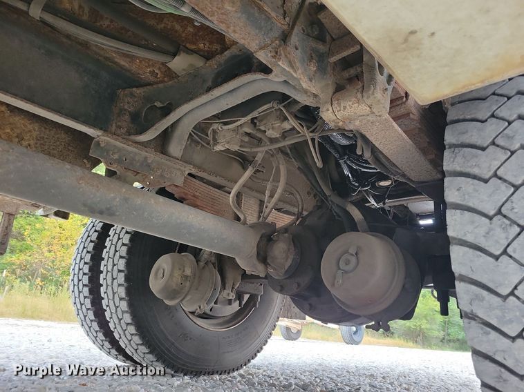 image for item LO9831 2001 International 4800  digger derrick truck