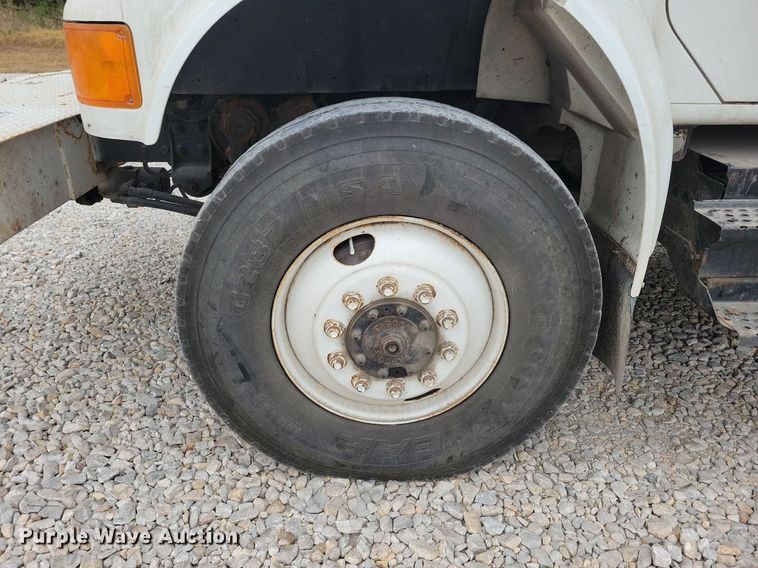 image for item LO9831 2001 International 4800  digger derrick truck