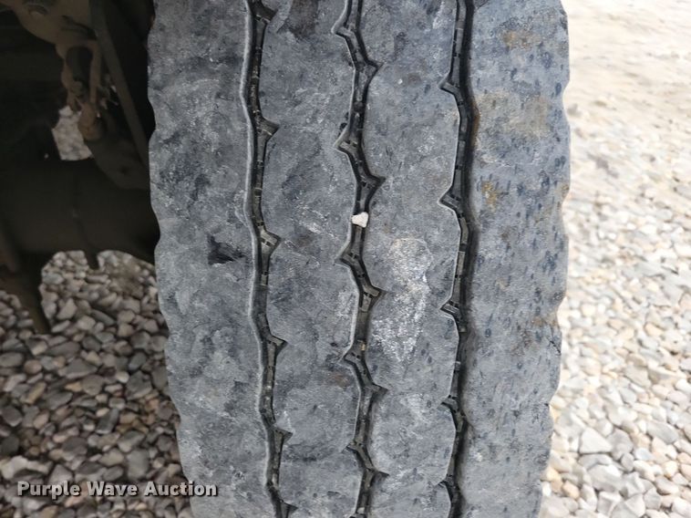 image for item LO9831 2001 International 4800  digger derrick truck