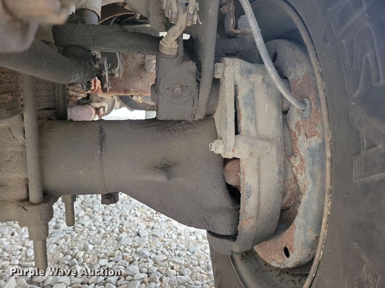 image for item LO9831 2001 International 4800  digger derrick truck