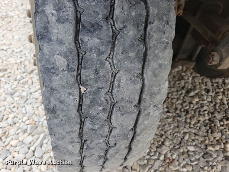 image for item LO9831 2001 International 4800  digger derrick truck