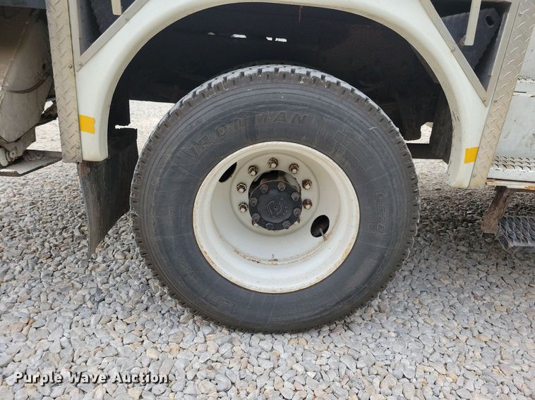 image for item LO9831 2001 International 4800  digger derrick truck