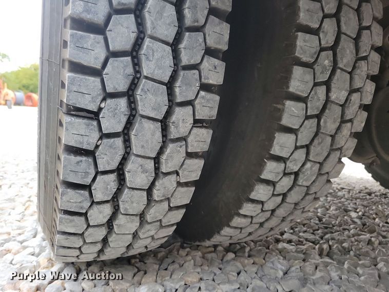 image for item LO9831 2001 International 4800  digger derrick truck