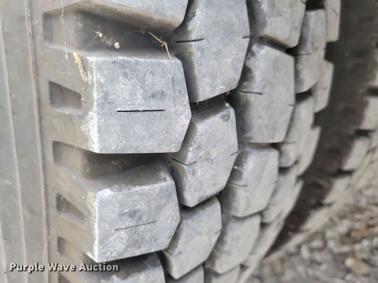 image for item LO9831 2001 International 4800  digger derrick truck