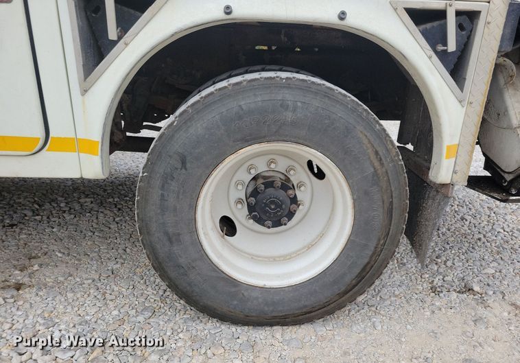 image for item LO9831 2001 International 4800  digger derrick truck