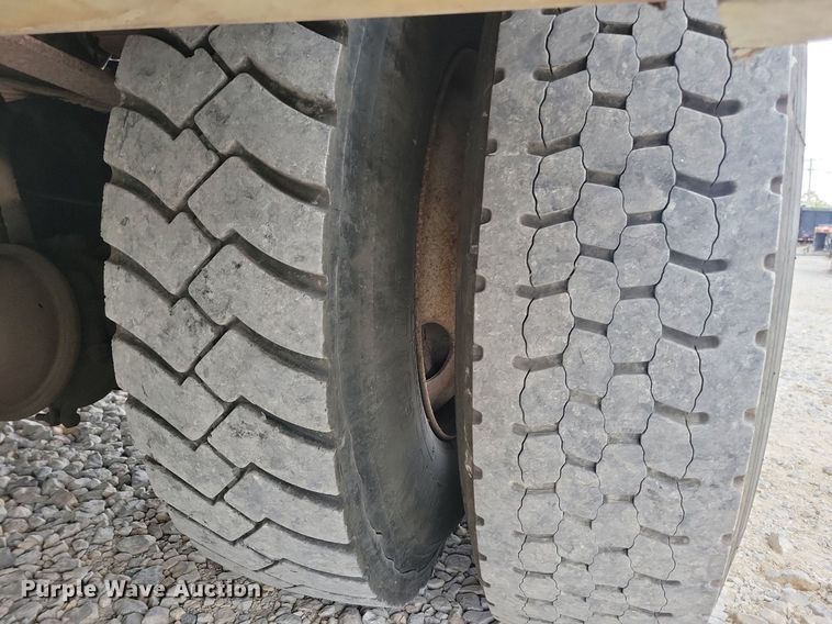 image for item LO9831 2001 International 4800  digger derrick truck