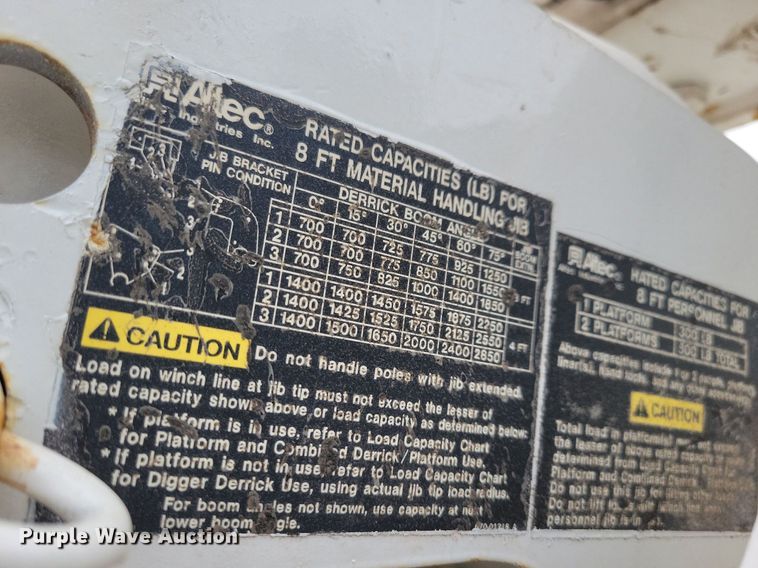 image for item LO9831 2001 International 4800  digger derrick truck