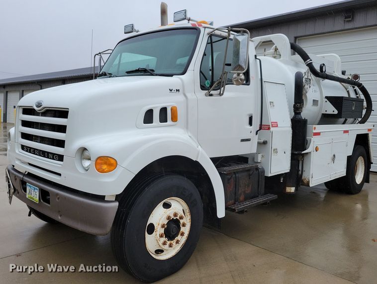 image for item LO9840 2000  Sterling L7500  vacuum truck
