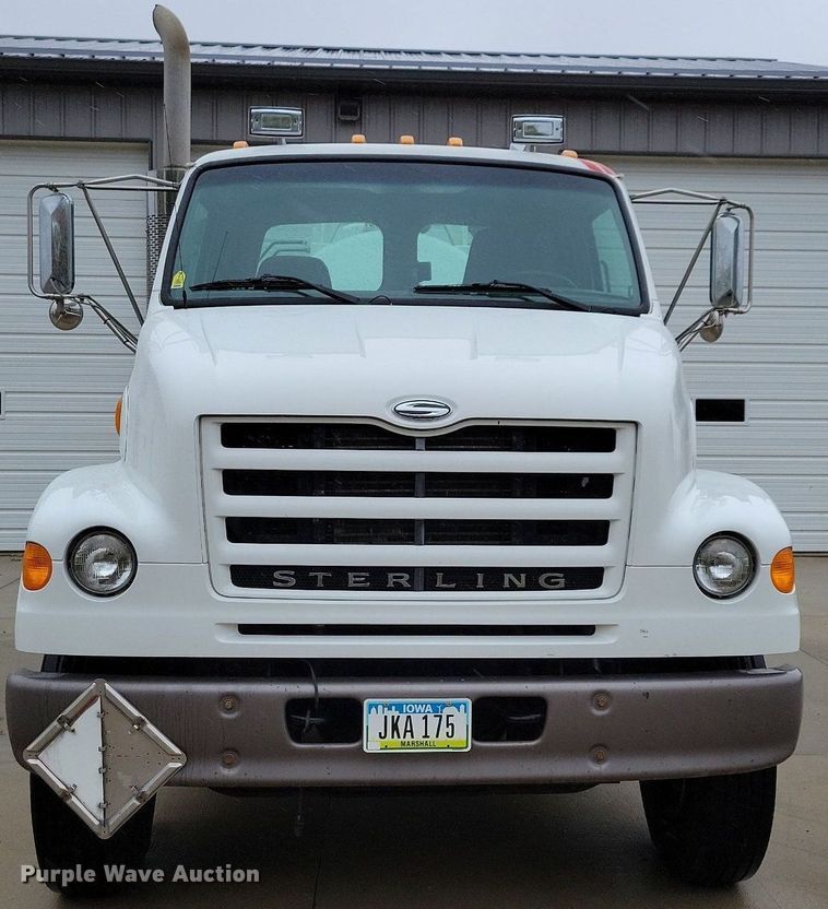 image for item LO9840 2000  Sterling L7500  vacuum truck