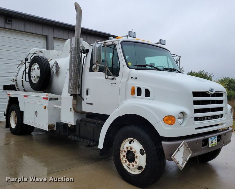 image for item LO9840 2000  Sterling L7500  vacuum truck