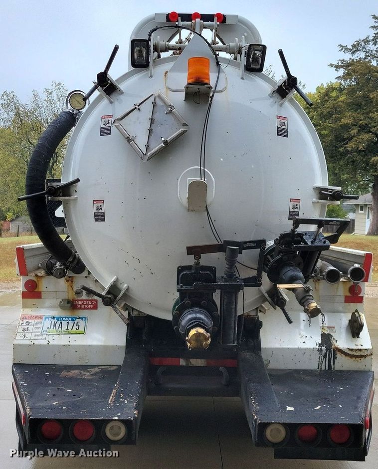 image for item LO9840 2000  Sterling L7500  vacuum truck