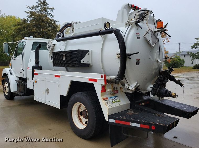 image for item LO9840 2000  Sterling L7500  vacuum truck