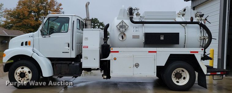 image for item LO9840 2000  Sterling L7500  vacuum truck