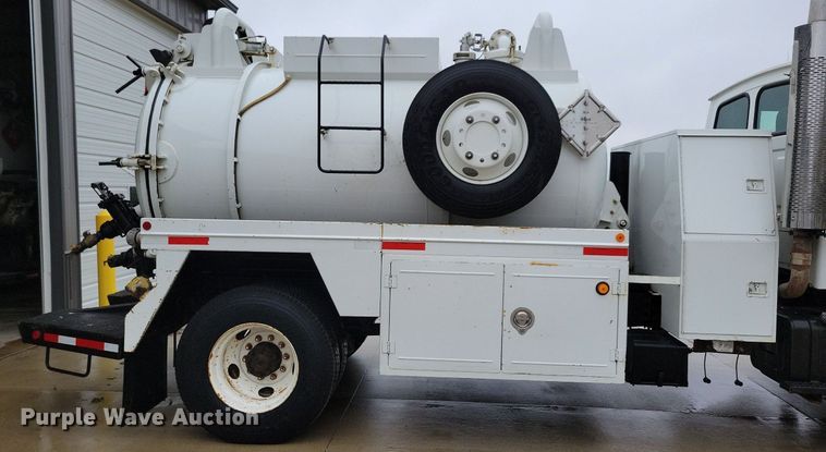 image for item LO9840 2000  Sterling L7500  vacuum truck
