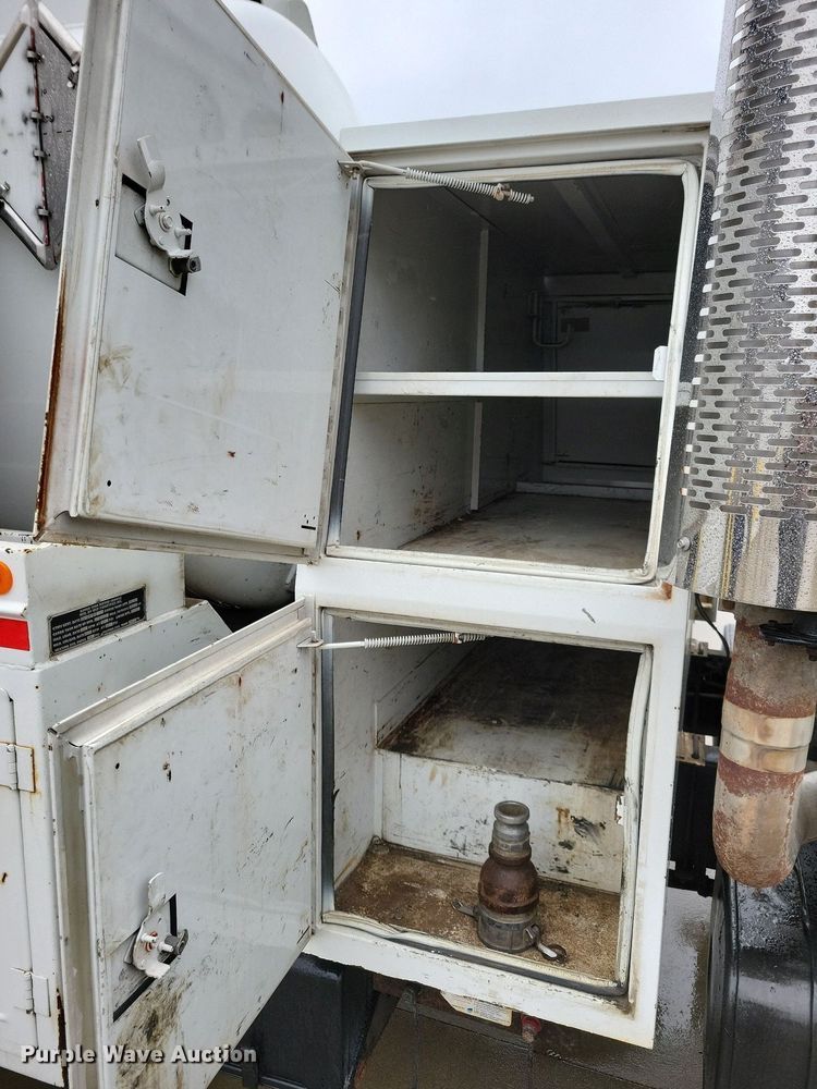 image for item LO9840 2000  Sterling L7500  vacuum truck