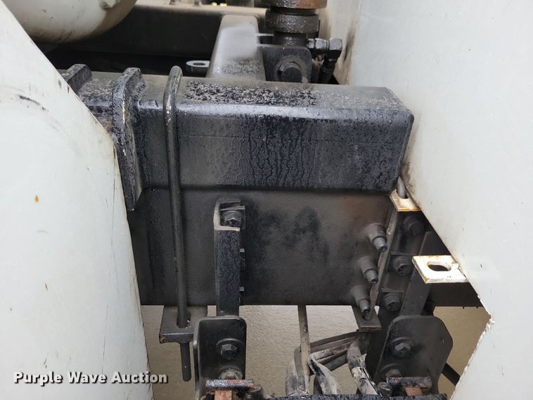 image for item LO9840 2000  Sterling L7500  vacuum truck