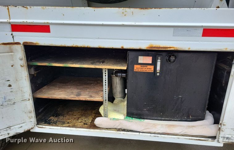 image for item LO9840 2000  Sterling L7500  vacuum truck