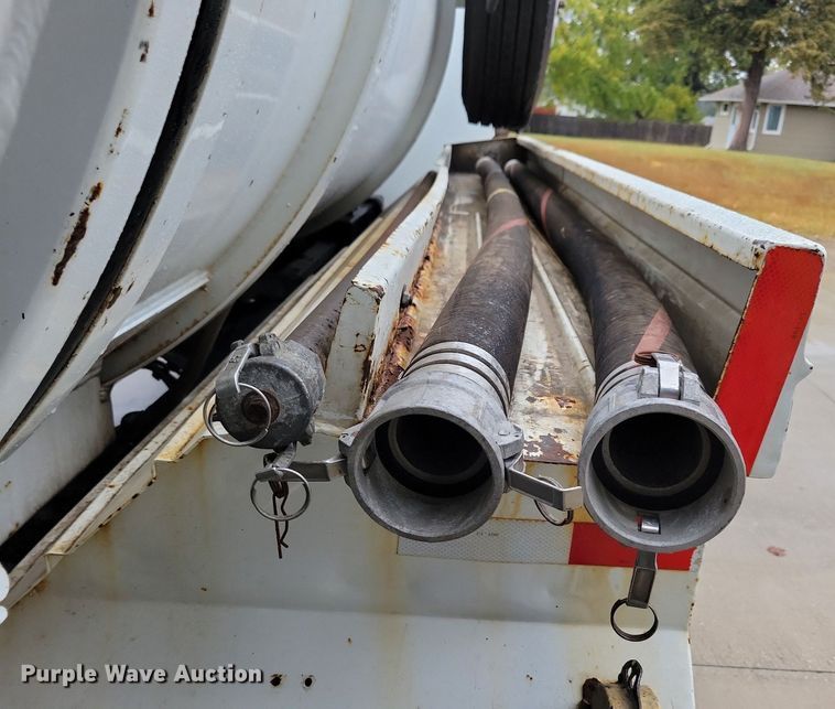 image for item LO9840 2000  Sterling L7500  vacuum truck