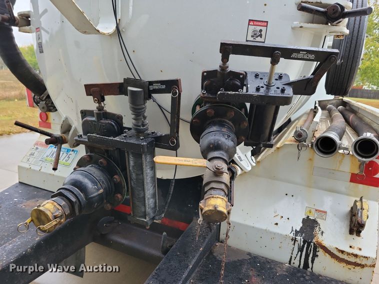 image for item LO9840 2000  Sterling L7500  vacuum truck