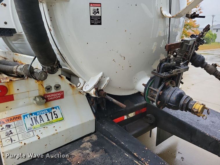 image for item LO9840 2000  Sterling L7500  vacuum truck