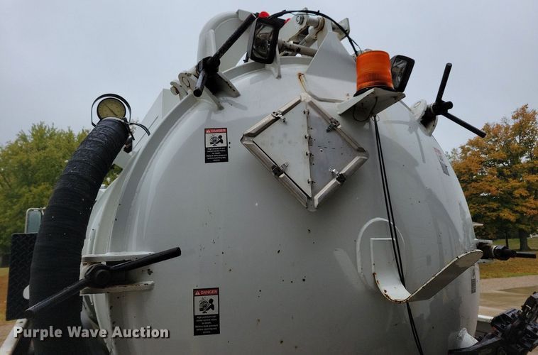 image for item LO9840 2000  Sterling L7500  vacuum truck