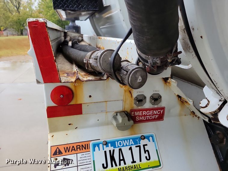 image for item LO9840 2000  Sterling L7500  vacuum truck