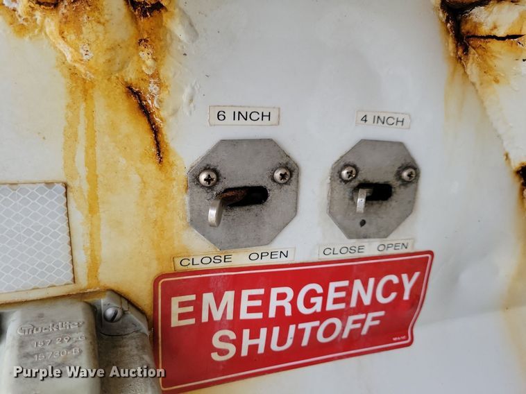 image for item LO9840 2000  Sterling L7500  vacuum truck