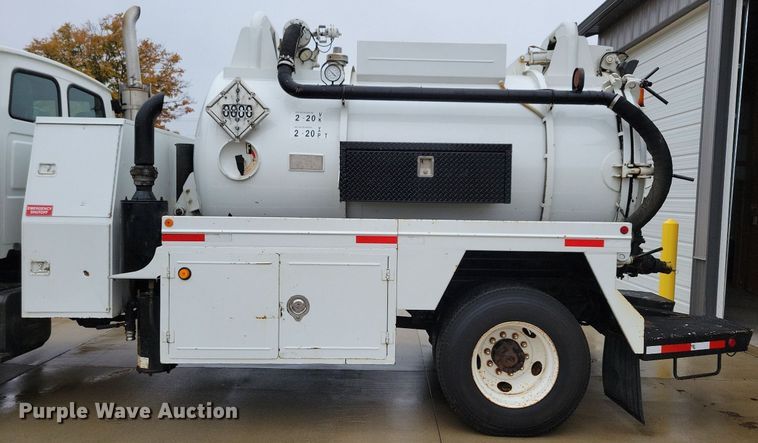 image for item LO9840 2000  Sterling L7500  vacuum truck