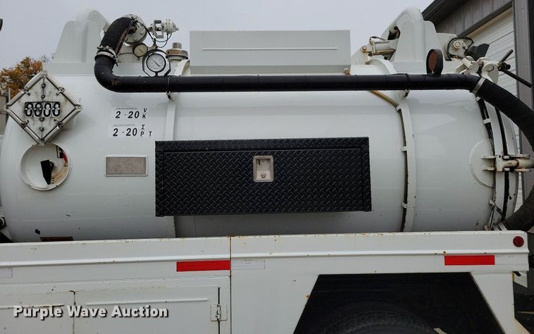 image for item LO9840 2000  Sterling L7500  vacuum truck