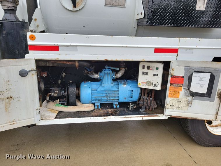 image for item LO9840 2000  Sterling L7500  vacuum truck