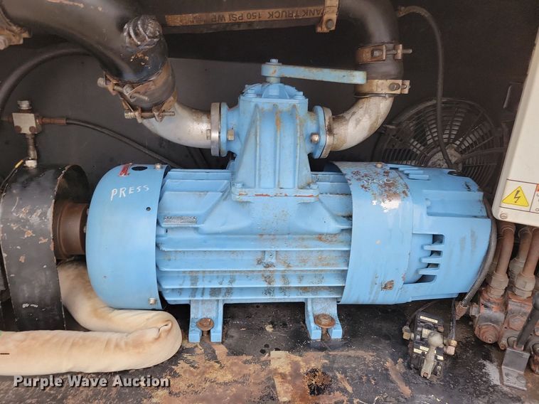 image for item LO9840 2000  Sterling L7500  vacuum truck