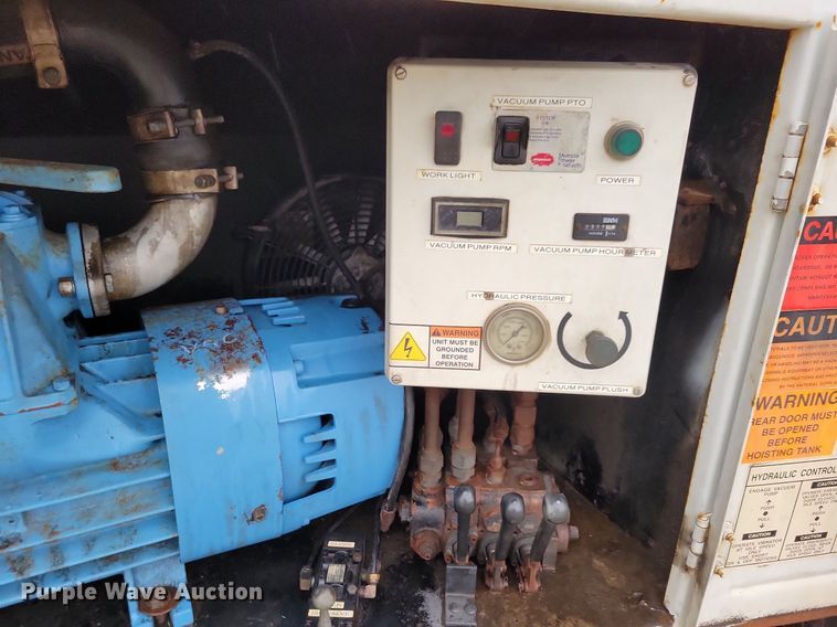 image for item LO9840 2000  Sterling L7500  vacuum truck