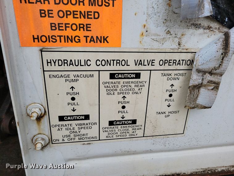 image for item LO9840 2000  Sterling L7500  vacuum truck