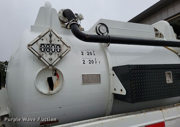 image for item LO9840 2000  Sterling L7500  vacuum truck