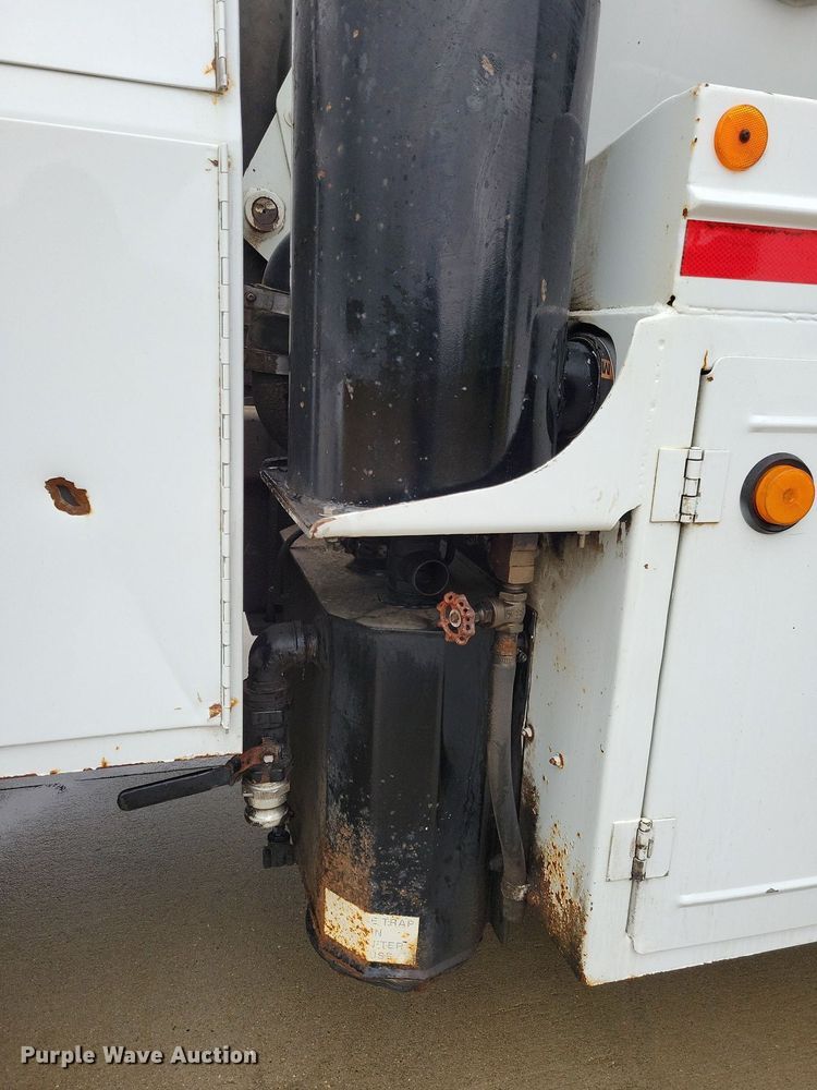 image for item LO9840 2000  Sterling L7500  vacuum truck