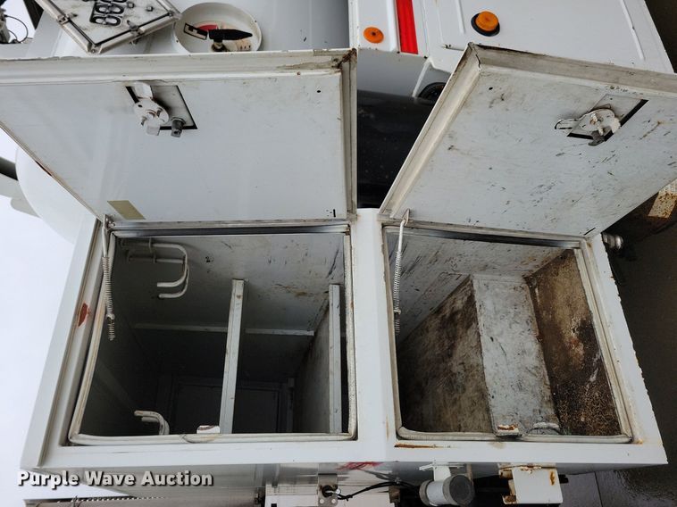 image for item LO9840 2000  Sterling L7500  vacuum truck