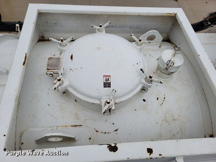 image for item LO9840 2000  Sterling L7500  vacuum truck